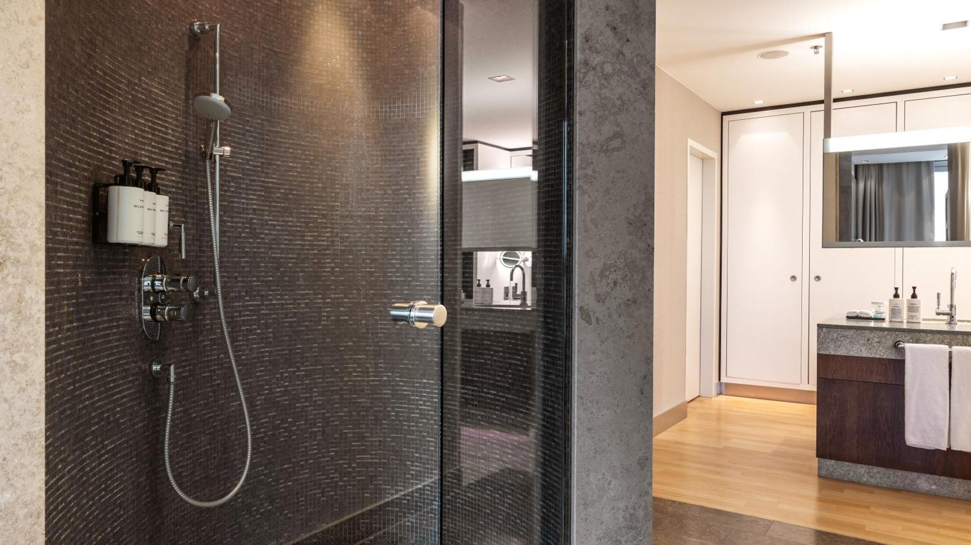 Intercontinental Berlin By Ihg Hotel Luaran gambar Shower door