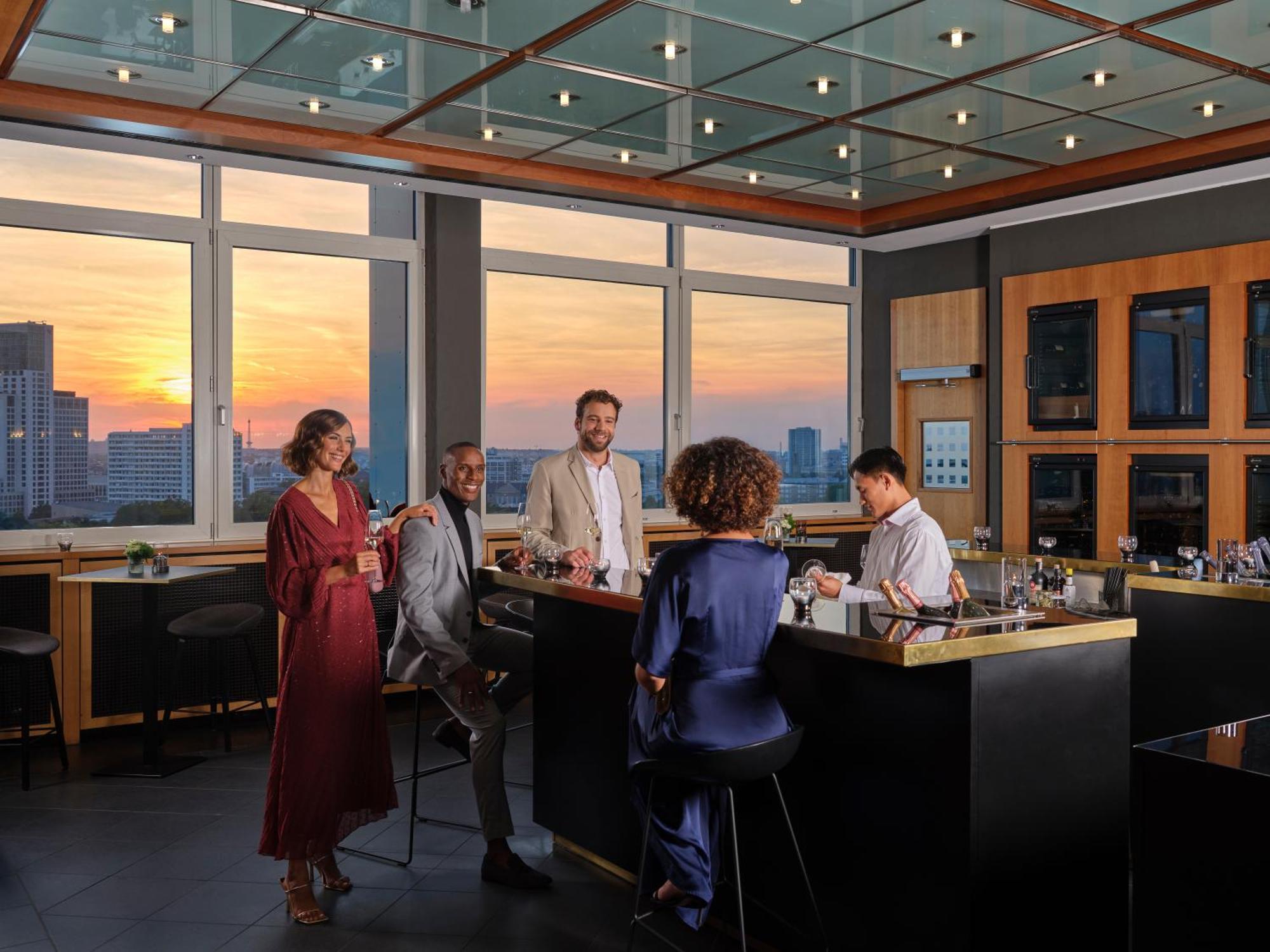 Intercontinental Berlin By Ihg Hotel Luaran gambar The Club lounge at Beijing Capital International Airport